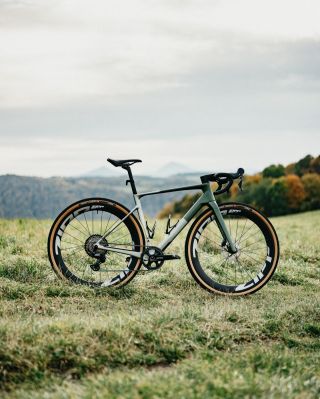 Stroj připravený na všechno!🍁 Doladěný Superior XR 9.5 GR na kolech Zipp 303 XPLR — rychlost, přesnost a pohodlí i tam,...