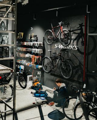 Přátelé, držte si klobouky, blížíme se do cílové rovinky.🤠 Otevíráme v pondělí 8.12. a těšíme se na všechny!🙏🏼 #bikesport