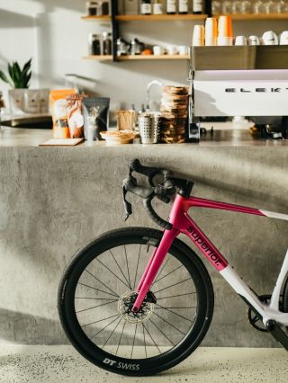 Existuje snad lepší kombinace než kolo a káva?🤌🏼 #bikesport #kafarium #superior #cycling