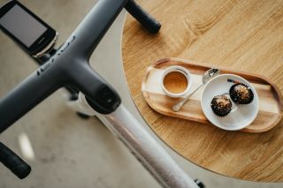 Káva, něco sladkého nebo vánoční dárek pod stromek?🎄Jsme tu pro vás do 18:00.♥️ #bikesportul